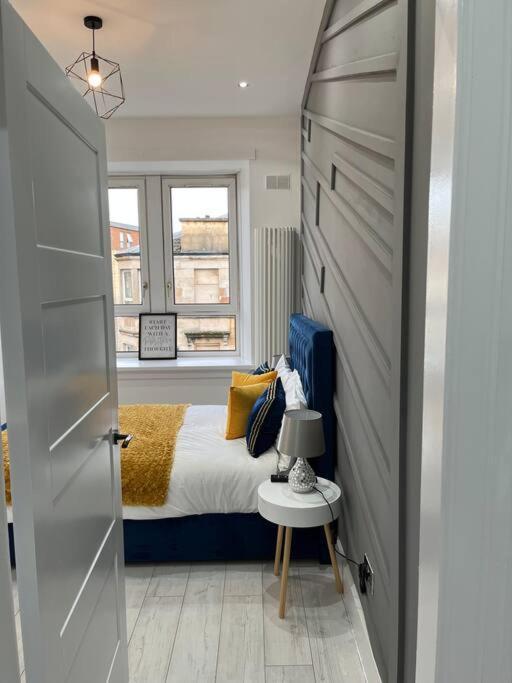 Cheerful 2 Bedroom Homely Apartment, Sleeps 4 Guest Comfy, 1X Double Bed, 2X Single Beds, Parking, Free Wifi, Suitable For Business, Leisure Guest,Glasgow, Glasgow West End, Near City Centre Exteriör bild