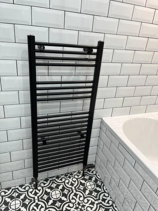 Cheerful 2 Bedroom Homely Apartment, Sleeps 6 Guest Comfy, 3X Double Bed, Parking, Free Wifi, Suitable For Business, Leisure Guest,Glasgow, Glasgow West End, Near City Centre Exteriör bild