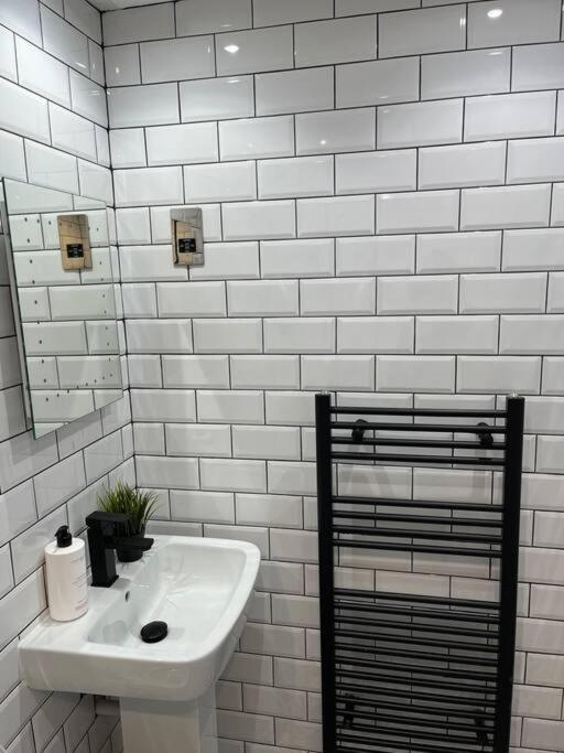 Cheerful 2 Bedroom Homely Apartment, Sleeps 6 Guest Comfy, 3X Double Bed, Parking, Free Wifi, Suitable For Business, Leisure Guest,Glasgow, Glasgow West End, Near City Centre Exteriör bild