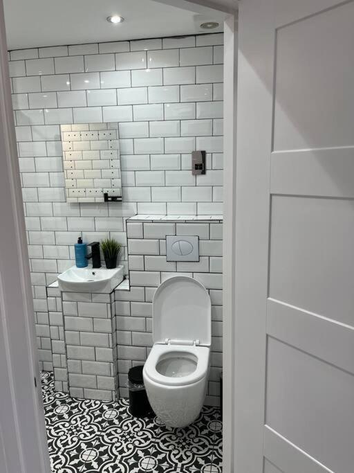 Cheerful 2 Bedroom Homely Apartment, Sleeps 6 Guest Comfy, 3X Double Bed, Parking, Free Wifi, Suitable For Business, Leisure Guest,Glasgow, Glasgow West End, Near City Centre Exteriör bild