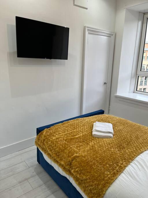 Cheerful 2 Bedroom Homely Apartment, Sleeps 4 Guest Comfy, 1X Double Bed, 2X Single Beds, Parking, Free Wifi, Suitable For Business, Leisure Guest,Glasgow, Glasgow West End, Near City Centre Exteriör bild