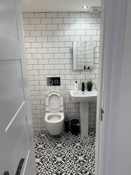 Cheerful 2 Bedroom Homely Apartment, Sleeps 6 Guest Comfy, 3X Double Bed, Parking, Free Wifi, Suitable For Business, Leisure Guest,Glasgow, Glasgow West End, Near City Centre Exteriör bild
