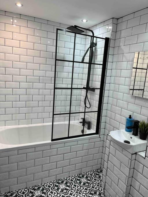 Cheerful 2 Bedroom Homely Apartment, Sleeps 6 Guest Comfy, 3X Double Bed, Parking, Free Wifi, Suitable For Business, Leisure Guest,Glasgow, Glasgow West End, Near City Centre Exteriör bild
