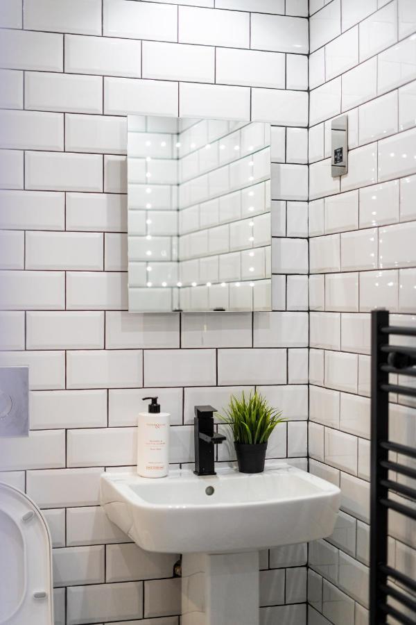 Cheerful 2 Bedroom Homely Apartment, Sleeps 6 Guest Comfy, 3X Double Bed, Parking, Free Wifi, Suitable For Business, Leisure Guest,Glasgow, Glasgow West End, Near City Centre Exteriör bild