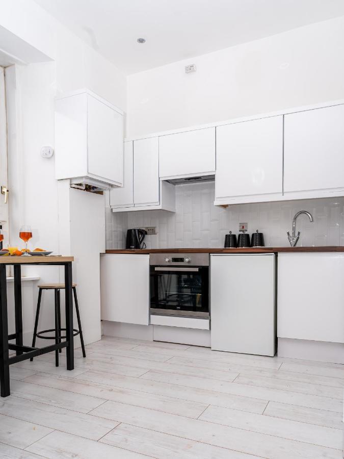 Cheerful 2 Bedroom Homely Apartment, Sleeps 4 Guest Comfy, 1X Double Bed, 2X Single Beds, Parking, Free Wifi, Suitable For Business, Leisure Guest,Glasgow, Glasgow West End, Near City Centre Exteriör bild