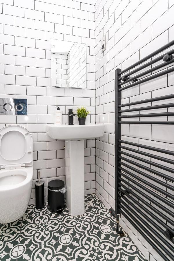 Cheerful 2 Bedroom Homely Apartment, Sleeps 6 Guest Comfy, 3X Double Bed, Parking, Free Wifi, Suitable For Business, Leisure Guest,Glasgow, Glasgow West End, Near City Centre Exteriör bild